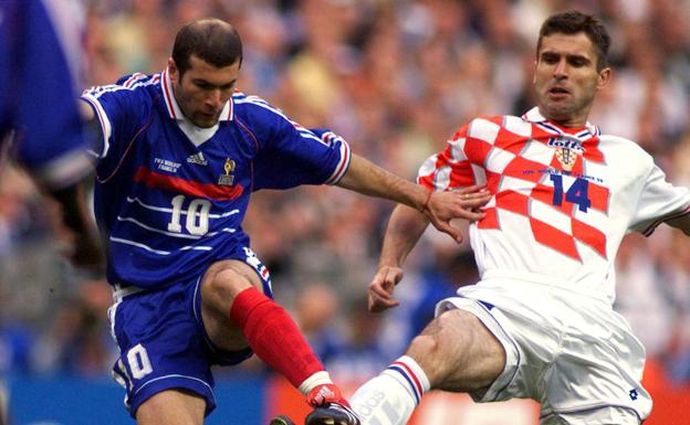 Zinedine Zidane trata de escapar de la presión de Zvonimir Soldo durante el choque de semifinales. 