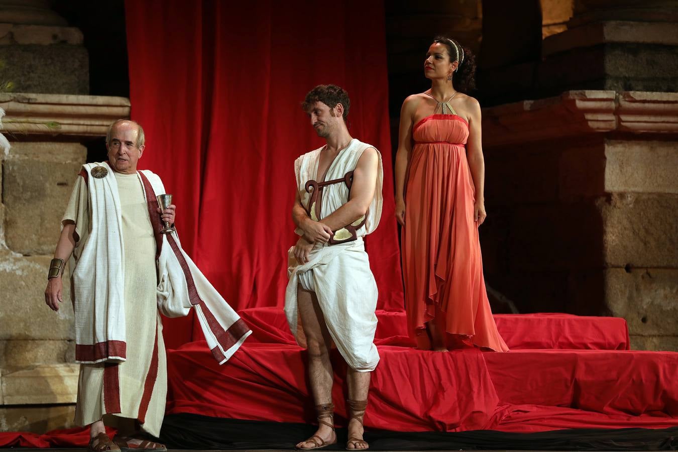 Una reflexión sobre el abuso de poder en la sociedad, la lujuria, el sexo y el drama han salpicado al 'Nerón' más artista (imaginario y soñador) en el estreno de la obra que lleva dicho nombre esta noche en la 64ª edición del Festival de Teatro de Mérida.