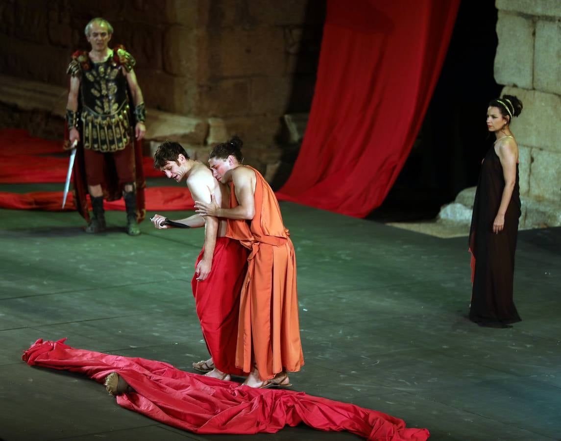 Una reflexión sobre el abuso de poder en la sociedad, la lujuria, el sexo y el drama han salpicado al 'Nerón' más artista (imaginario y soñador) en el estreno de la obra que lleva dicho nombre esta noche en la 64ª edición del Festival de Teatro de Mérida.