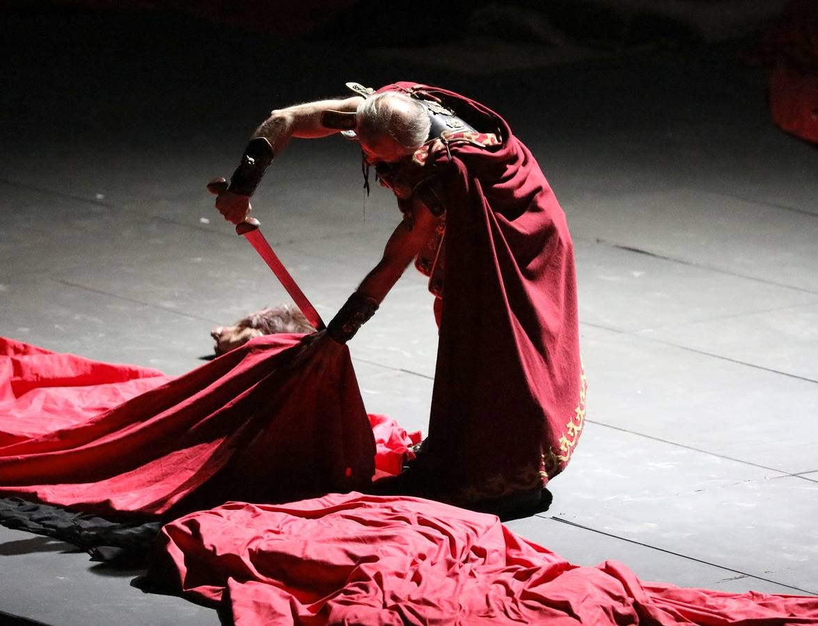 Una reflexión sobre el abuso de poder en la sociedad, la lujuria, el sexo y el drama han salpicado al 'Nerón' más artista (imaginario y soñador) en el estreno de la obra que lleva dicho nombre esta noche en la 64ª edición del Festival de Teatro de Mérida.