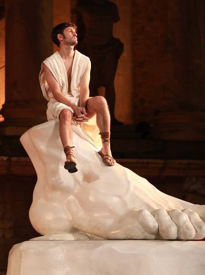 Una reflexión sobre el abuso de poder en la sociedad, la lujuria, el sexo y el drama han salpicado al 'Nerón' más artista (imaginario y soñador) en el estreno de la obra que lleva dicho nombre esta noche en la 64ª edición del Festival de Teatro de Mérida.