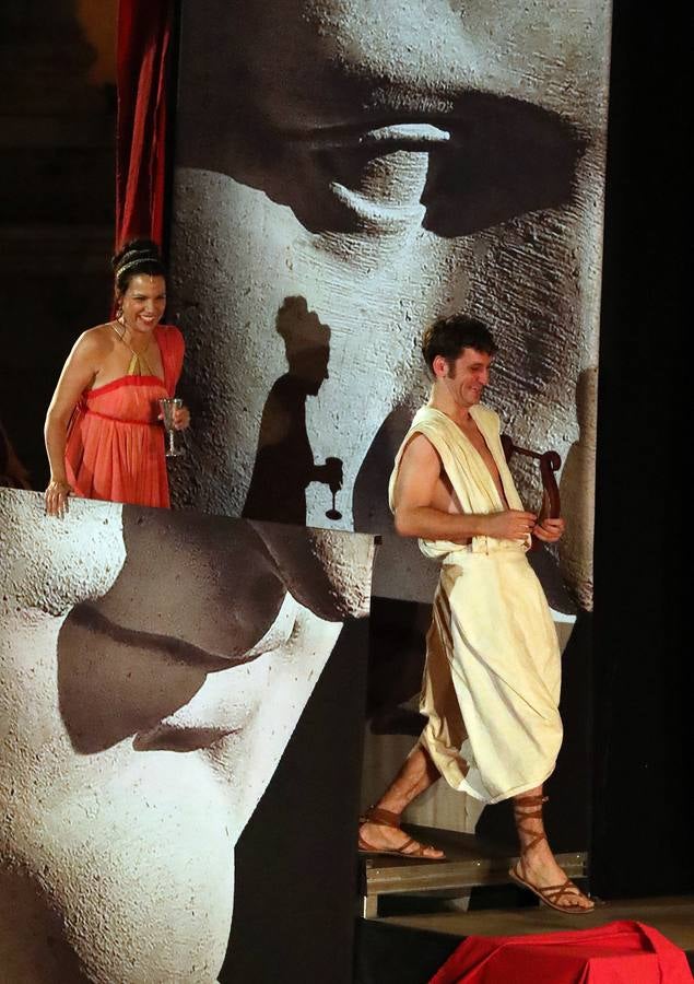 Una reflexión sobre el abuso de poder en la sociedad, la lujuria, el sexo y el drama han salpicado al 'Nerón' más artista (imaginario y soñador) en el estreno de la obra que lleva dicho nombre esta noche en la 64ª edición del Festival de Teatro de Mérida.