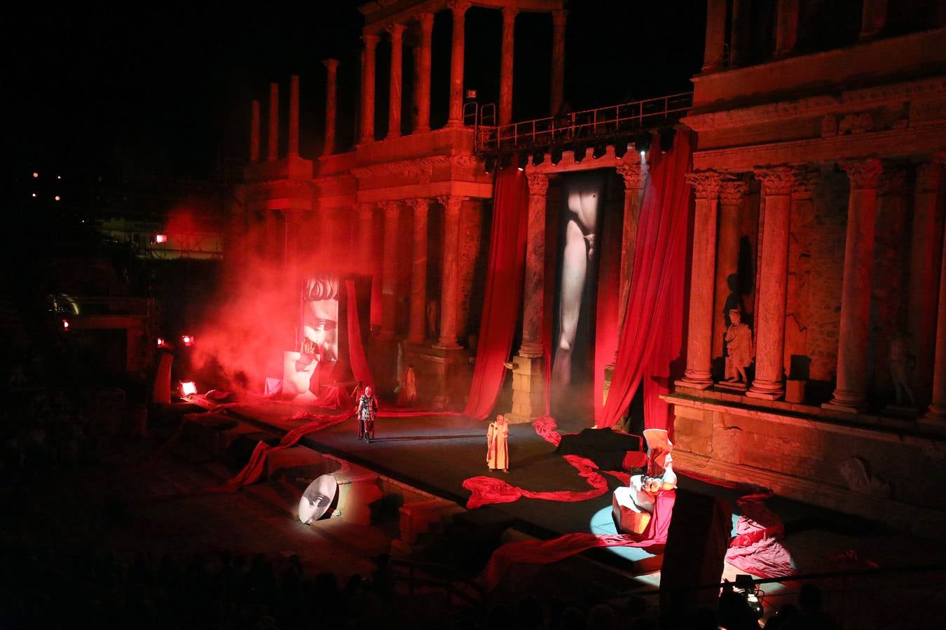 Una reflexión sobre el abuso de poder en la sociedad, la lujuria, el sexo y el drama han salpicado al 'Nerón' más artista (imaginario y soñador) en el estreno de la obra que lleva dicho nombre esta noche en la 64ª edición del Festival de Teatro de Mérida.