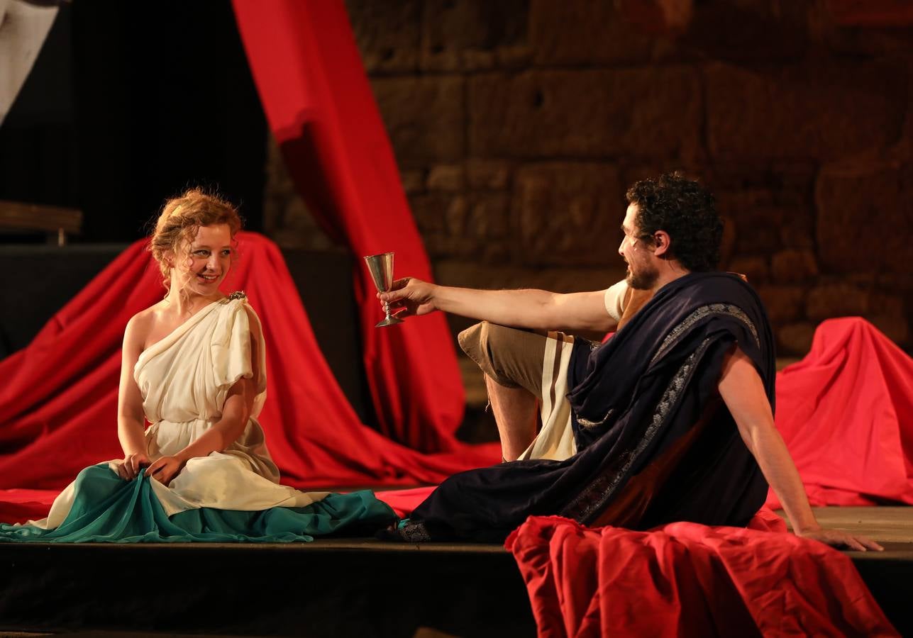 Una reflexión sobre el abuso de poder en la sociedad, la lujuria, el sexo y el drama han salpicado al 'Nerón' más artista (imaginario y soñador) en el estreno de la obra que lleva dicho nombre esta noche en la 64ª edición del Festival de Teatro de Mérida.