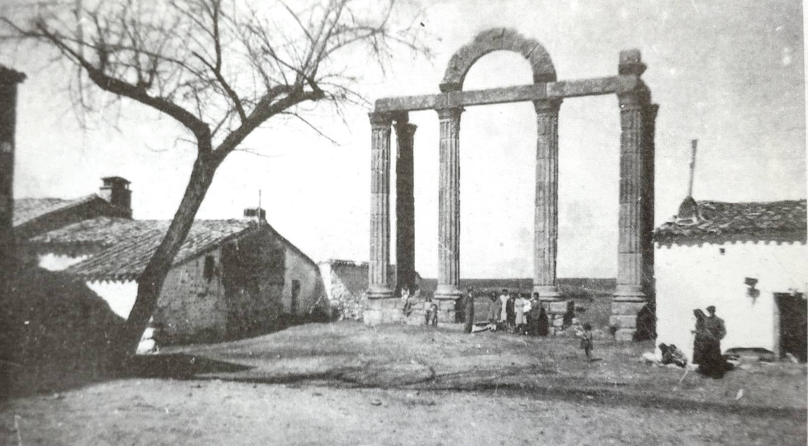 12-'Los Mármoles' antes de su traslado, junto a la casa que sale en la imagen del vendedor de botijos. (Foto de 'Pueblos en Blanco y Negro... del Arañuelo')