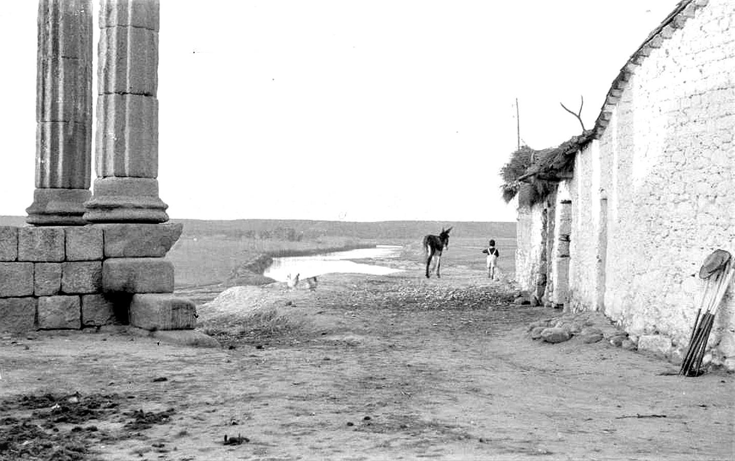 2-Un niño y un burro en Talavera la Vieja, con las ruinas romanas a la izquierda y al fondo el río Tajo. (foto Otto Wunderlich)