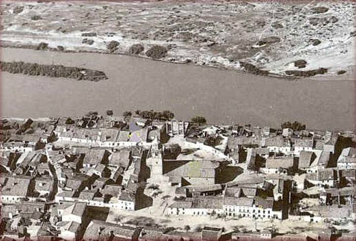 4-Talavera la Vieja antes de que el pantano lo inundara. En el centro de la imagen están 'Los Mármoles'.