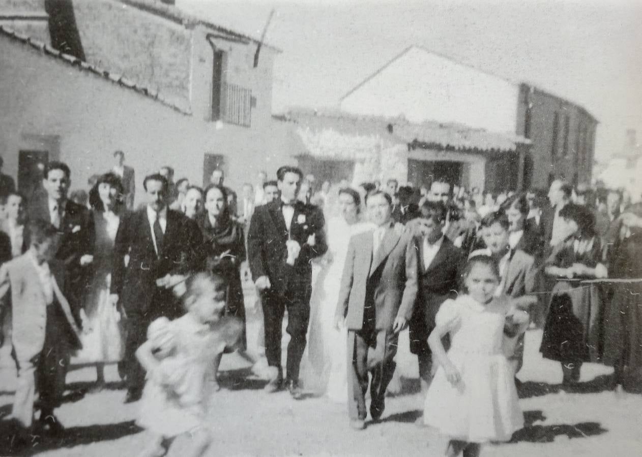 9-Paseo de unos novios por el pueblo. (Foto de 'Pueblos en Blanco y Negro... del Arañuelo').