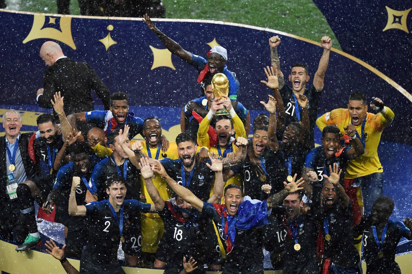 La selección francesa celebra su segunda estrella en la camiseta tras derrotar en la final a Croacia (4-2).