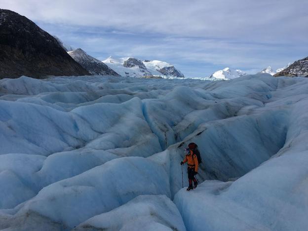 El joven científico de Elgoibar atraviesa las grietas de un glaciar. 