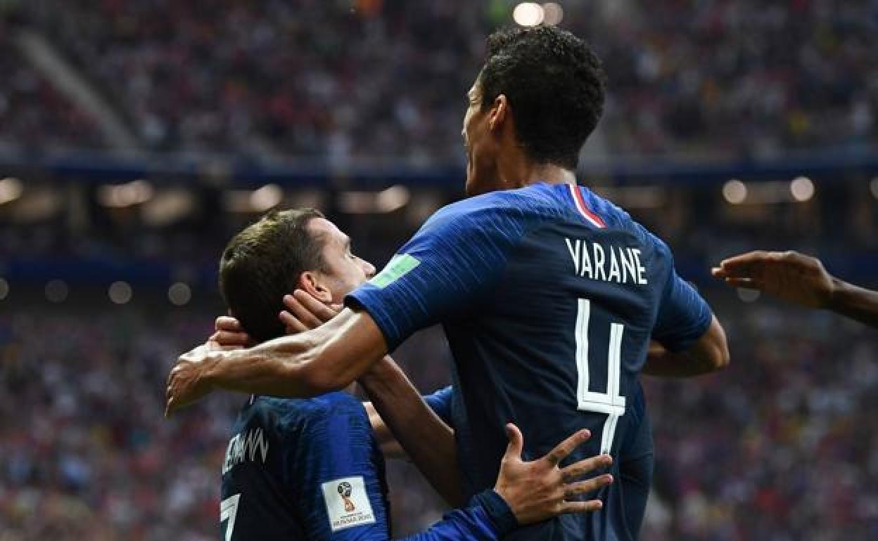 Varane celebra el gol de Griezmann. 
