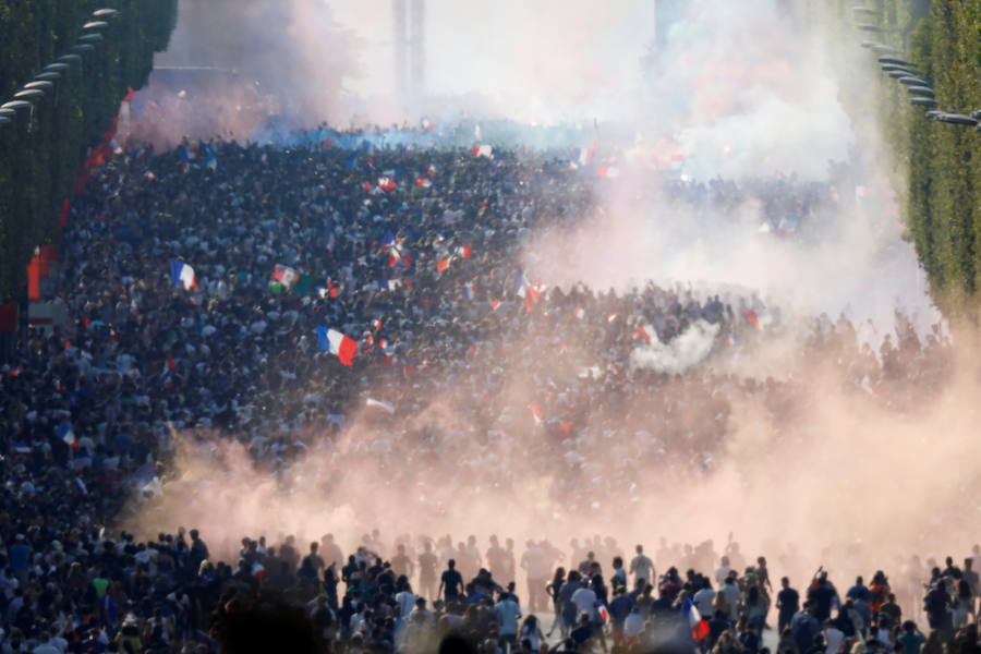 Los franceses se han echado a las calles de París apra celebrar el Mundial que ha ganado su selección en rusia.