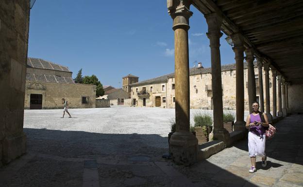 Pedraza. La Plaza Mayor, plató de numerosas series, anuncios y películas, también acoge novilladas. 