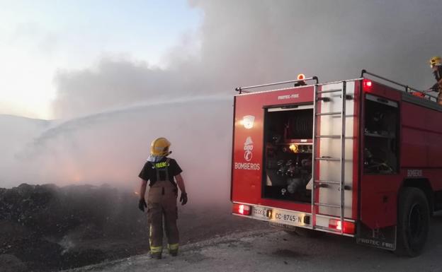 En la extinción de las llamas intervinieron bomberos de Plasencia y Navalmoral