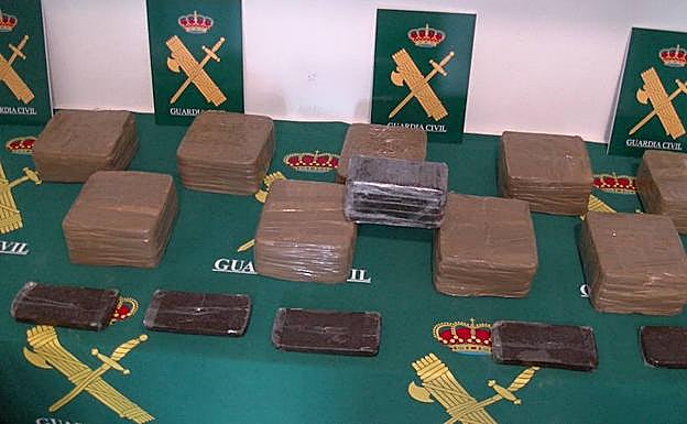 Detienen a un hombre que llevaba diez kilos de hachís cuando circulaba por la autovía Ruta de la Plata