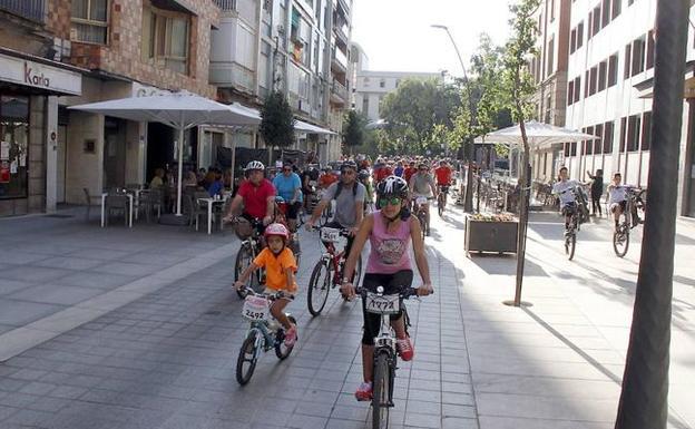 Entregado a los grupos municipales la propuesta para regular en Cáceres el uso de bicis y patinetes eléctricos