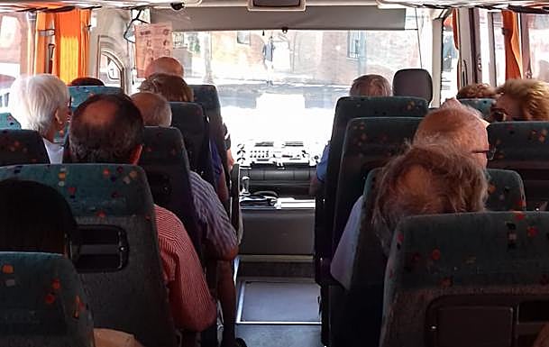 Interior del autobús que transporta a los pasajeros afectados por la nueva incidencia ferroviaria:: HOY