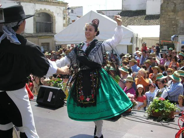 Festival folk en la plaza, una de las actividades destacadas. :: E.G.R.