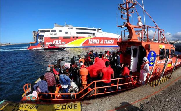 Salvamento marítimo rescata a inmigrantes en el Estrecho de Gibraltar.