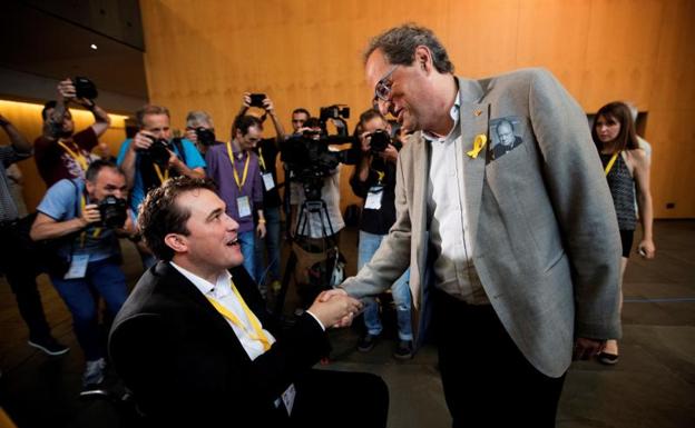 David Bonvehí (i), felicitado por el presidente de la Generalitat de Cataluña, Quim Torra.