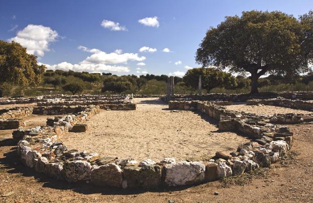 Villa romana de Monroy, lugar en el que estuvo trabajando a 38 grados, sin agua y sin gorra. :: s.e.