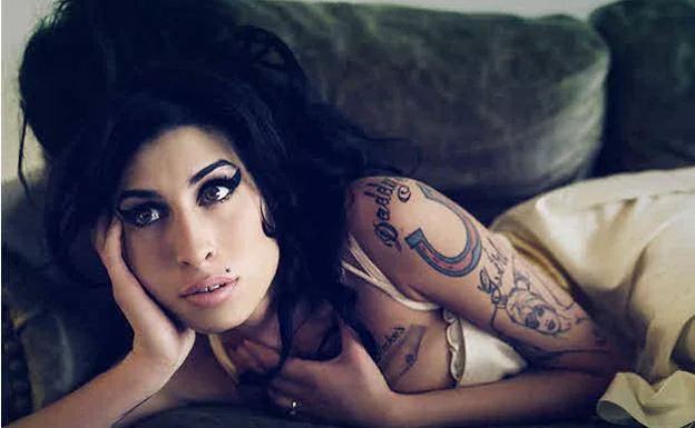 Amy Winehouse posa para una foto promocional. 