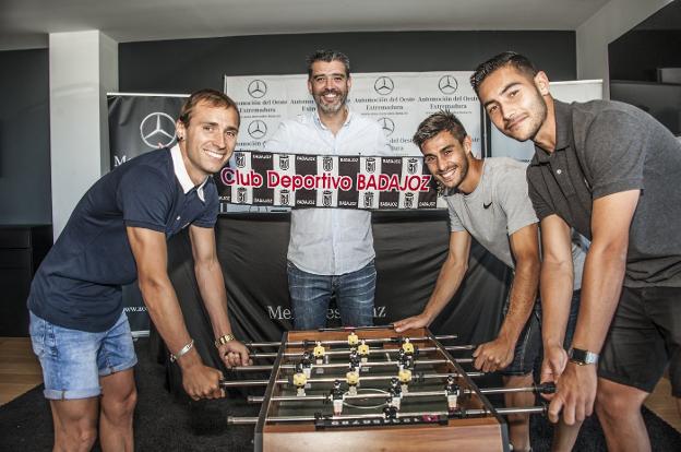 Eneko Zabaleta, David Martín y Mario Gómez, con el presidente Blázquez ayer en la presentación. pakopí