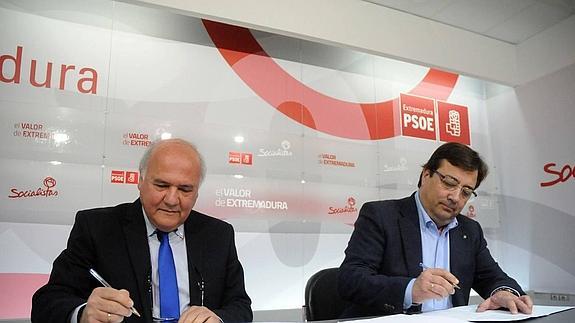 El presidente de la Junta de Extremadura Guillermo Fernández Vara, y el secretario general del SIEX, José Antonio Jiménez