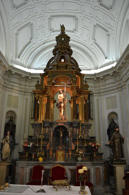 La copia del Cristo de Serradilla está en la capilla de la Orden Tercera, en Madrid.