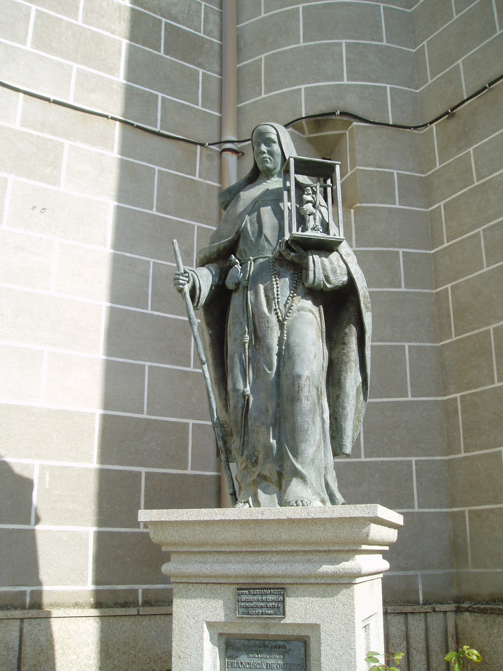 Estatua de bronce de la beata Francisca de Oviedo, a la entrada del Santuario de Serradilla, que se inauguró en 1999