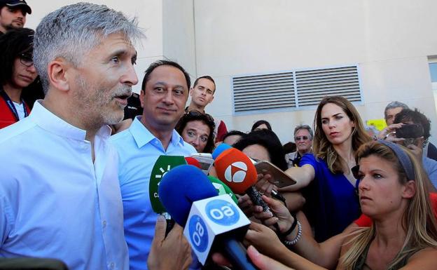 El ministro del Interior, Fernando Grande Marlaska, atiende a la prensa en Algeciras. 