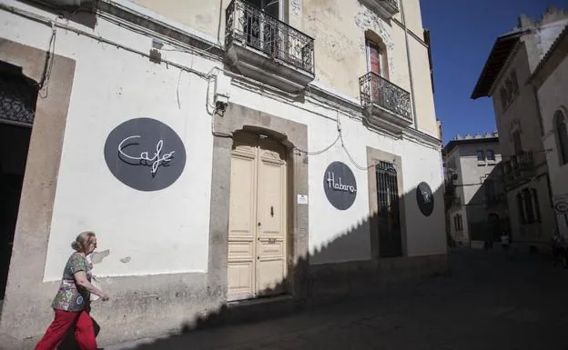 Fachada del bar Habana, en la calle Pizarro. ::