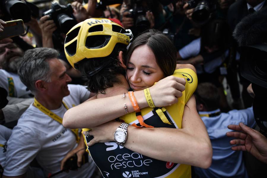 Geraint Thomas abraza a su esposa Sarah-Ellen, tras cruzar la meta de los Campos Elíseos. 