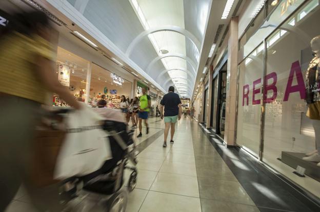 Uno de los pasillos del centro comercial Ruta de la Plata, afectado por la ampliación de domingos y festivos de apertura . :: jorge rey