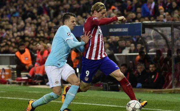 Santiago Arias intenta arrebatar el balón a Fernando Torres durante un partido de Champions League