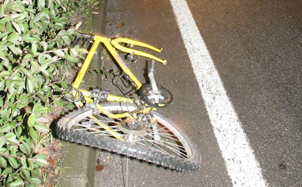 Bicicleta de un ciclista que ha muerto en la carretera tras ser arrollado por un turismo. 