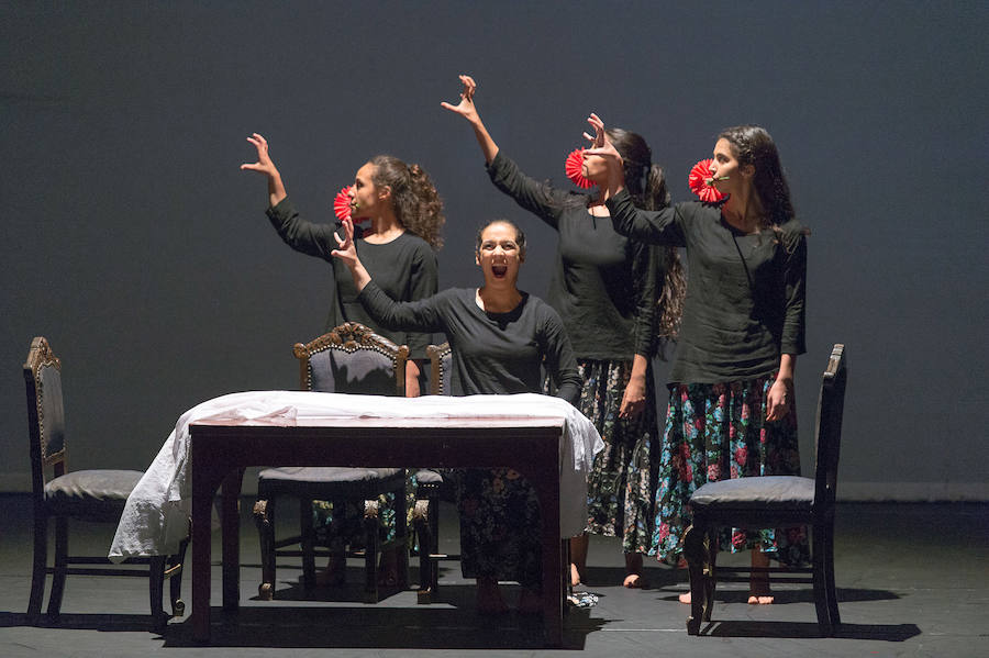 Material fotográfico de la obra de danza/teatro 'Las Bernardas', dirigida por Libertad Pozo y producida por la Compañía de Danza Contemporánea MAAT.