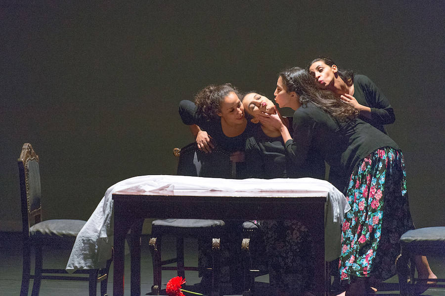 Material fotográfico de la obra de danza/teatro 'Las Bernardas', dirigida por Libertad Pozo y producida por la Compañía de Danza Contemporánea MAAT.