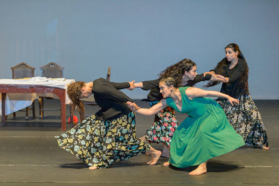 Material fotográfico de la obra de danza/teatro 'Las Bernardas', dirigida por Libertad Pozo y producida por la Compañía de Danza Contemporánea MAAT.