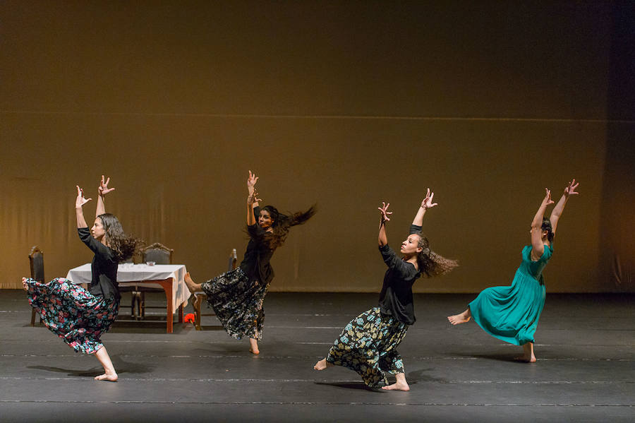 Material fotográfico de la obra de danza/teatro 'Las Bernardas', dirigida por Libertad Pozo y producida por la Compañía de Danza Contemporánea MAAT.