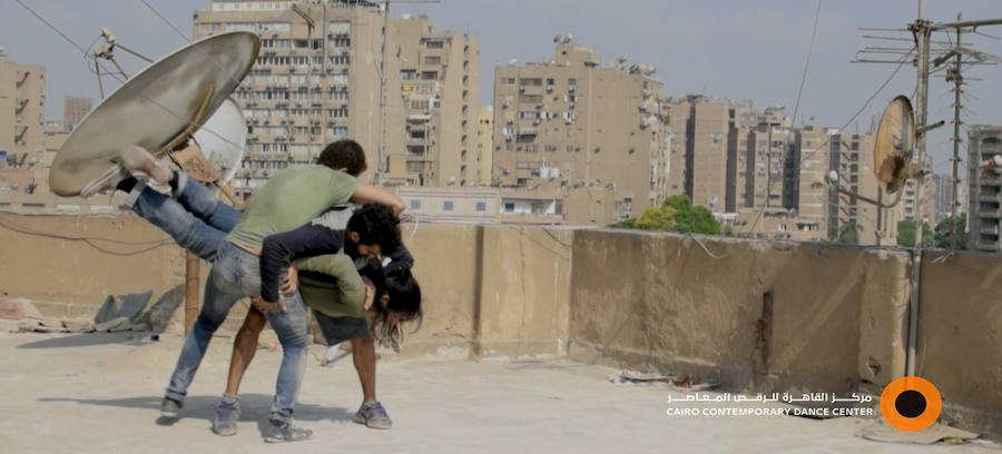 Libertad realiza un proyecto de danza con dos bailarines egipcios (Islam y Jimmy) sobre una azotea de un edificio en El Cairo.