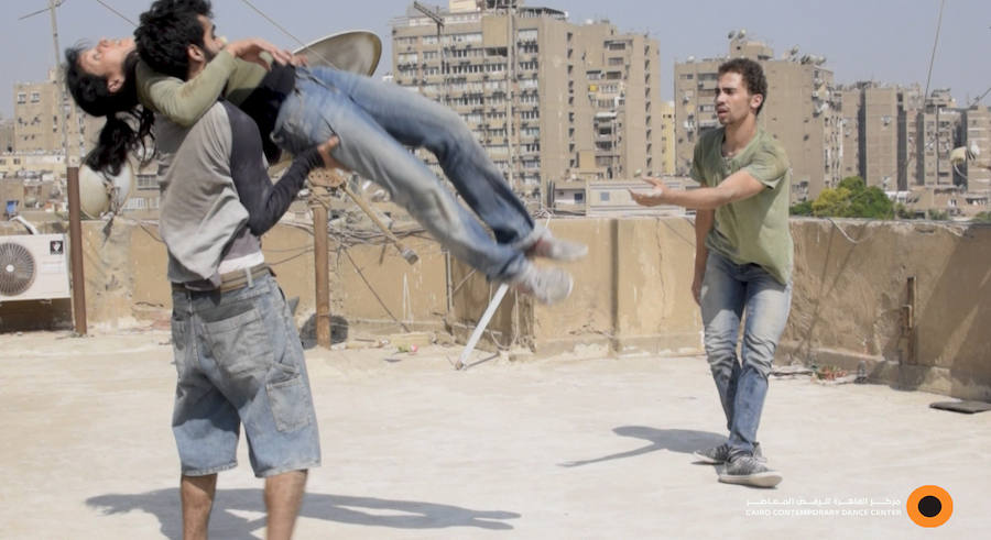 Libertad realiza un proyecto de danza con dos bailarines egipcios (Islam y Jimmy) sobre una azotea de un edificio en El Cairo.