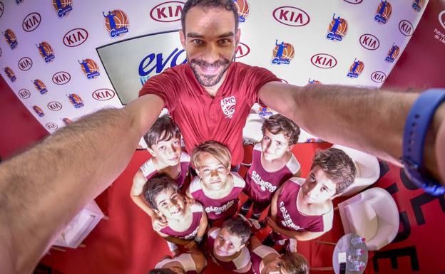 Solidario. El baloncestista con algunos de los niños que asistieron al Campus Calderón, entre ellos su hijo, delante de él.