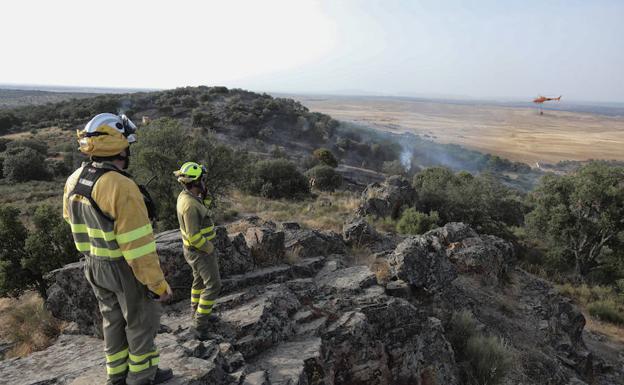 Alarma en la Sierrilla de Cáceres por un incendio que quedó a 30 metros de las casas