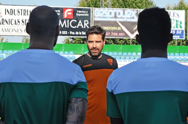 El técnico, José Manuel Roca, en un entrenamiento. :: e. d.