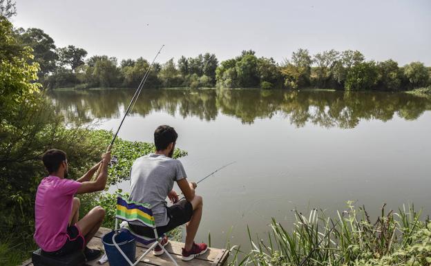 Dos pescadores más abajo del azud