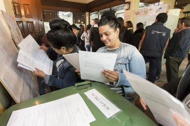 Jóvenes realizando trámites administrativos en el ayuntamiento. :: Hoy