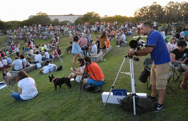 Cientos de pacenses preparados para observar el eclipse lunar de la pasada semana. :: c. moreno