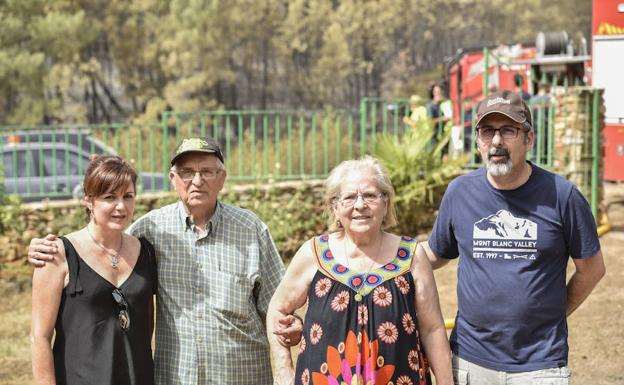  Familiares de Casimira en El Mayadil que tuvieron que marcharse de sus viviendas por el fuego, ayer al volver a casa