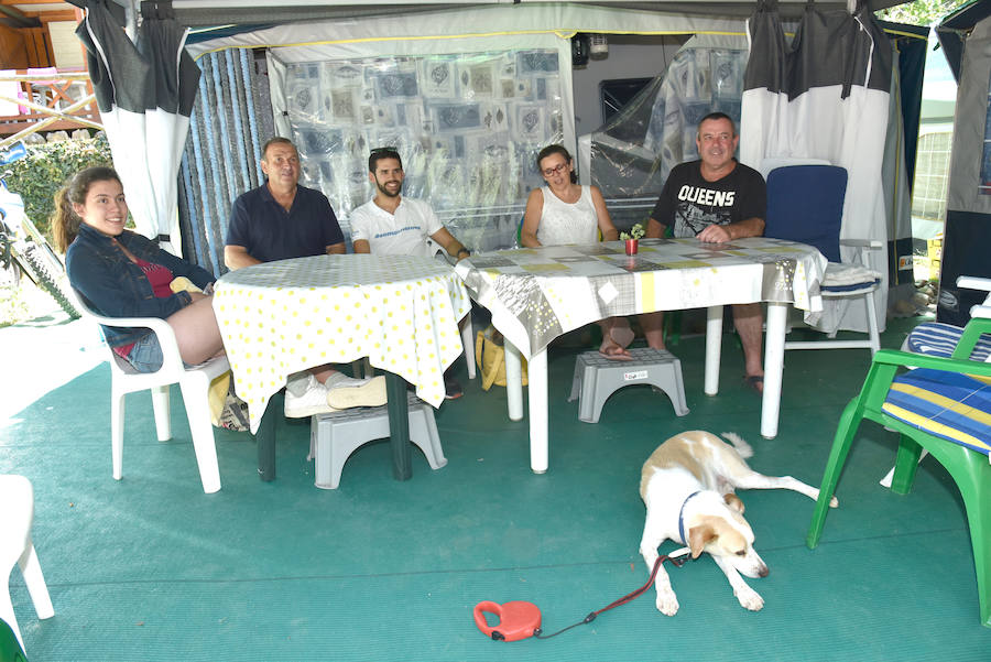 De derecha a izquierda, Alfonso Sánchez, María José Guerrero, Manuel Ignacio Díaz, Manuel Díaz y Ángela Díaz, junto a su caravana, en el camping Jaranda (Jarandilla de La Vera).